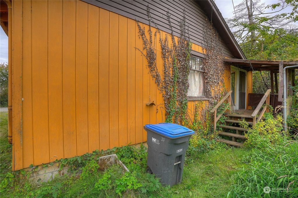 Photo of 35 11th Avenue N, Algona, WA 98001 (MLS # 2297184)