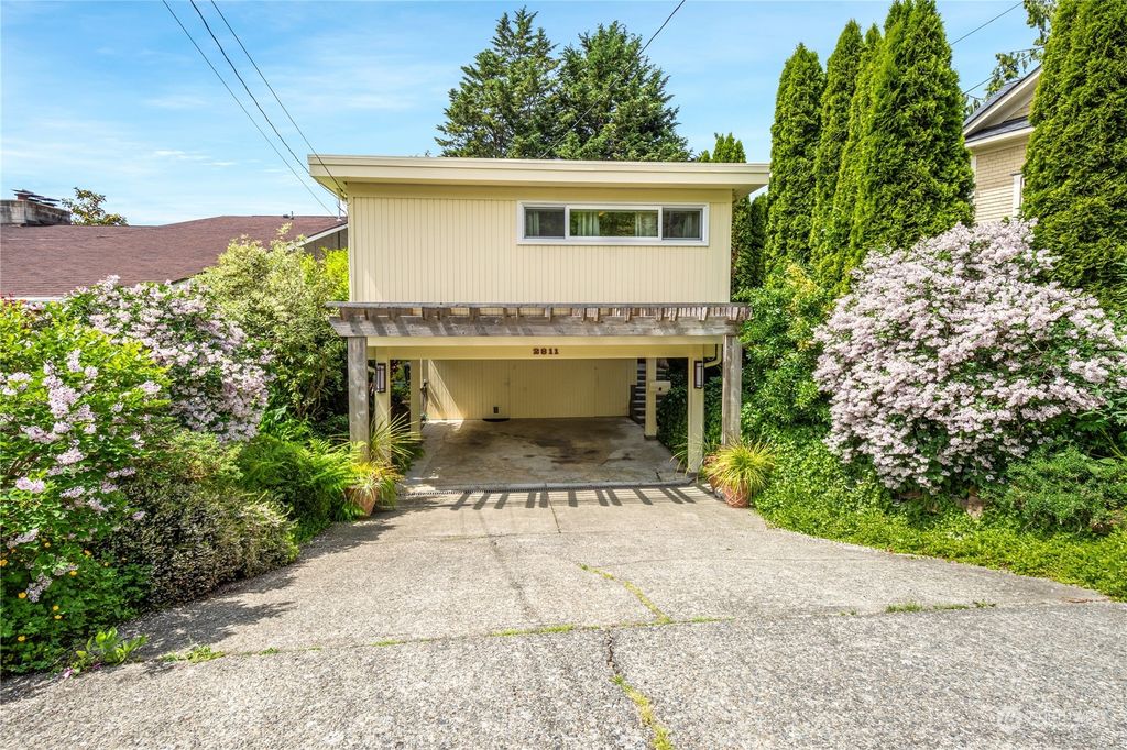 Photo of 2811 62nd Avenue SE, Mercer Island, WA 98040 (MLS # 2129524)