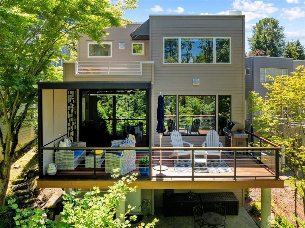 Photo of 11216 NE 106th Place, Kirkland, WA 98033 (MLS # 2295176)