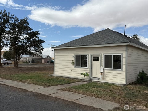 Photo of 108 W Cherry Avenue W, Ritzville, WA 99169 (MLS # 2587969)