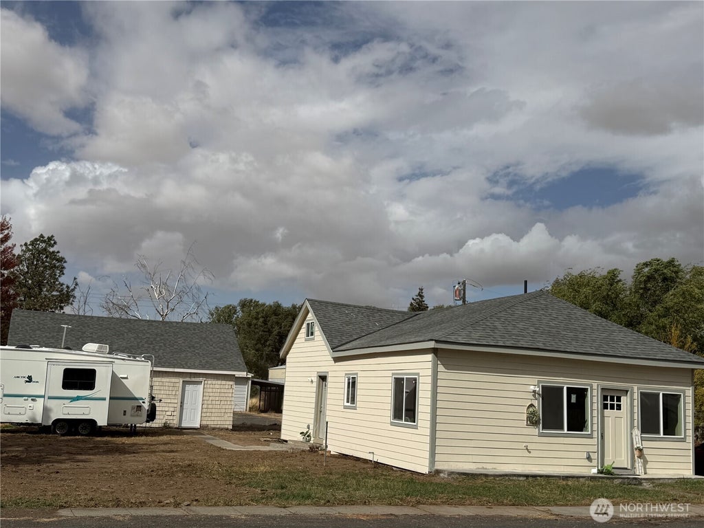 Photo of 108 W Cherry Avenue W, Ritzville, WA 99169 (MLS # 2587969)