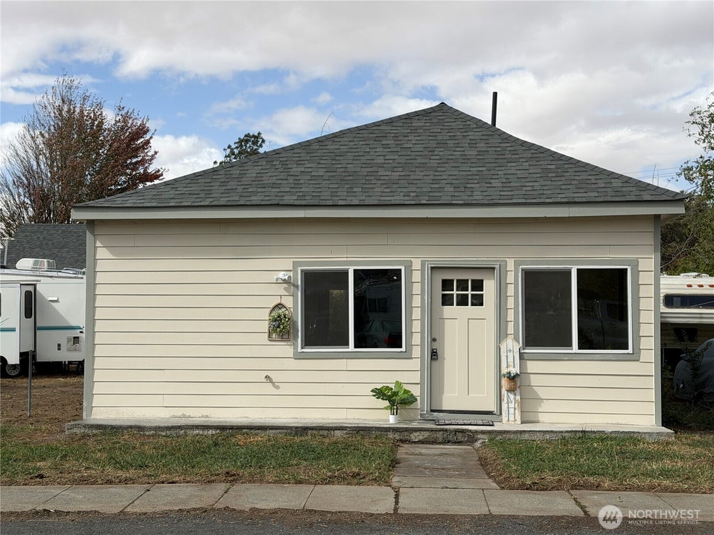 Photo of 108 W Cherry Avenue W, Ritzville, WA 99169 (MLS # 2587969)
