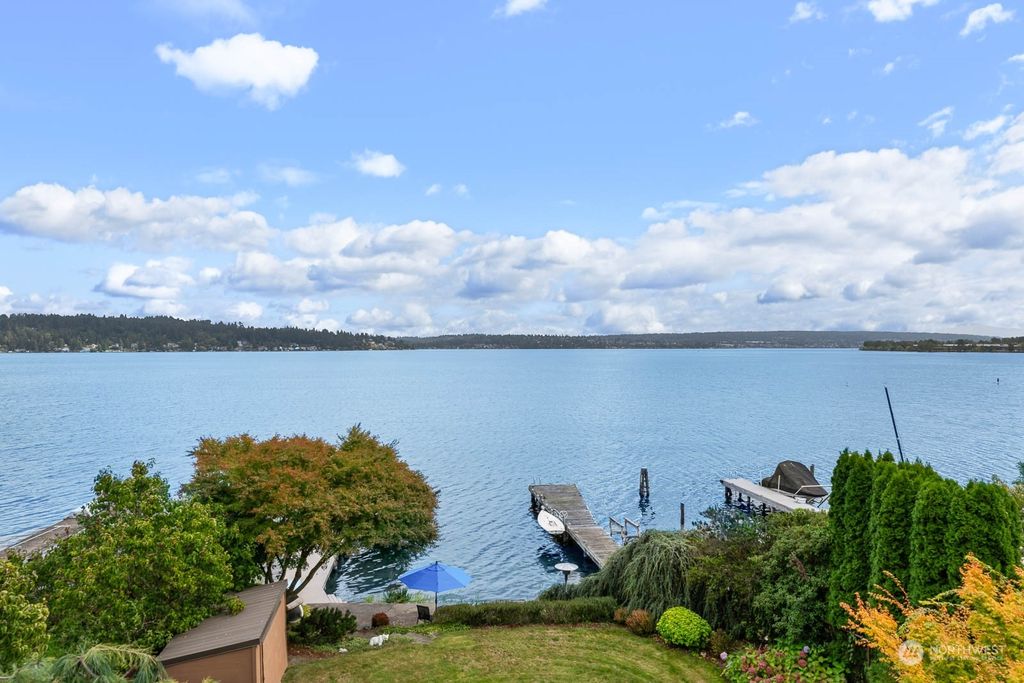 Photo of 9522 Lake Shore Boulevard NE, Seattle, WA 98115 (MLS # 2296962)