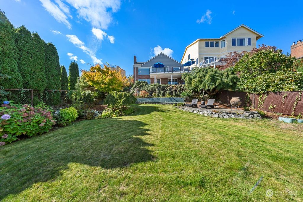 Photo of 9522 Lake Shore Boulevard NE, Seattle, WA 98115 (MLS # 2296962)