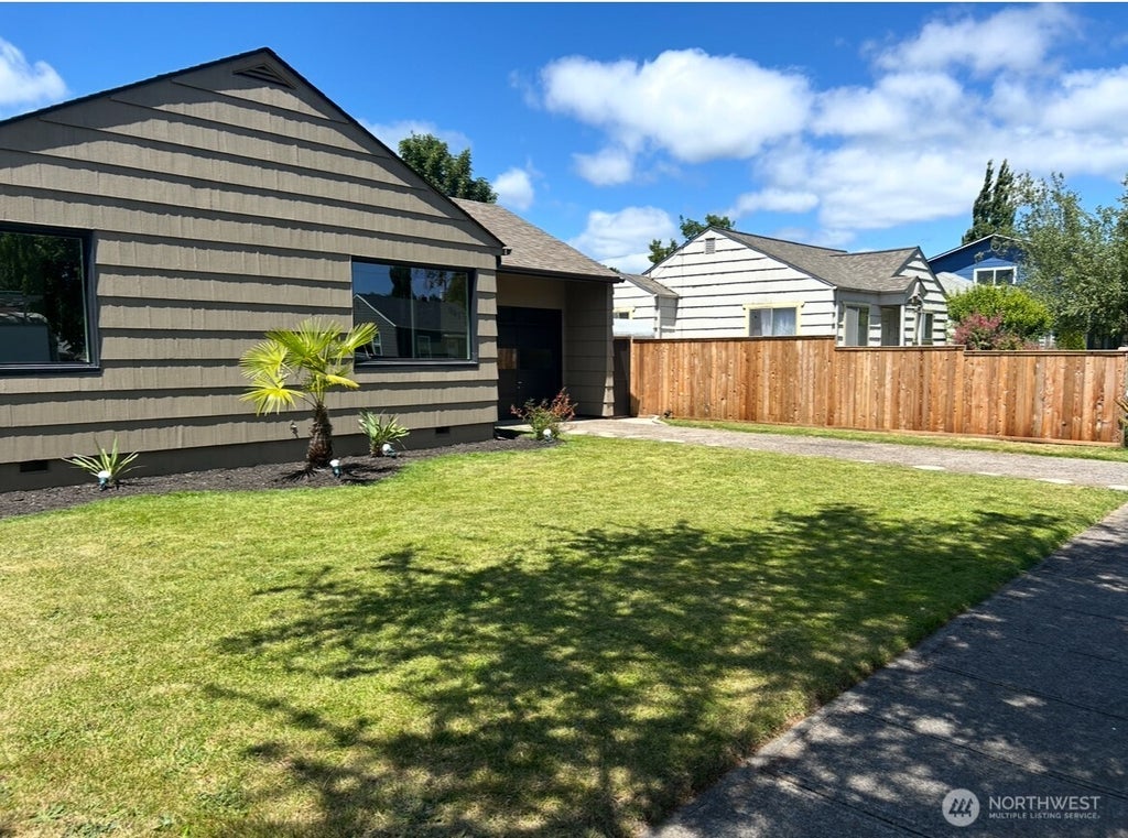 Photo of 947 20th Avenue, Longview, WA 98632 (MLS # 2577191)