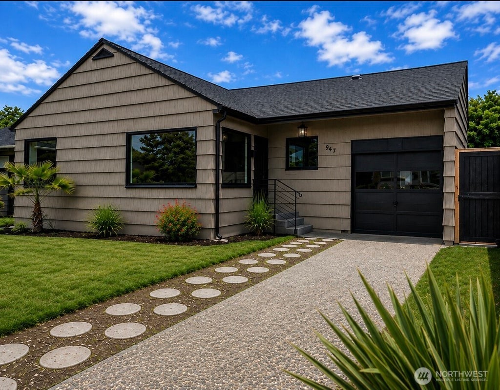 Photo of 947 20th Avenue, Longview, WA 98632 (MLS # 2577191)