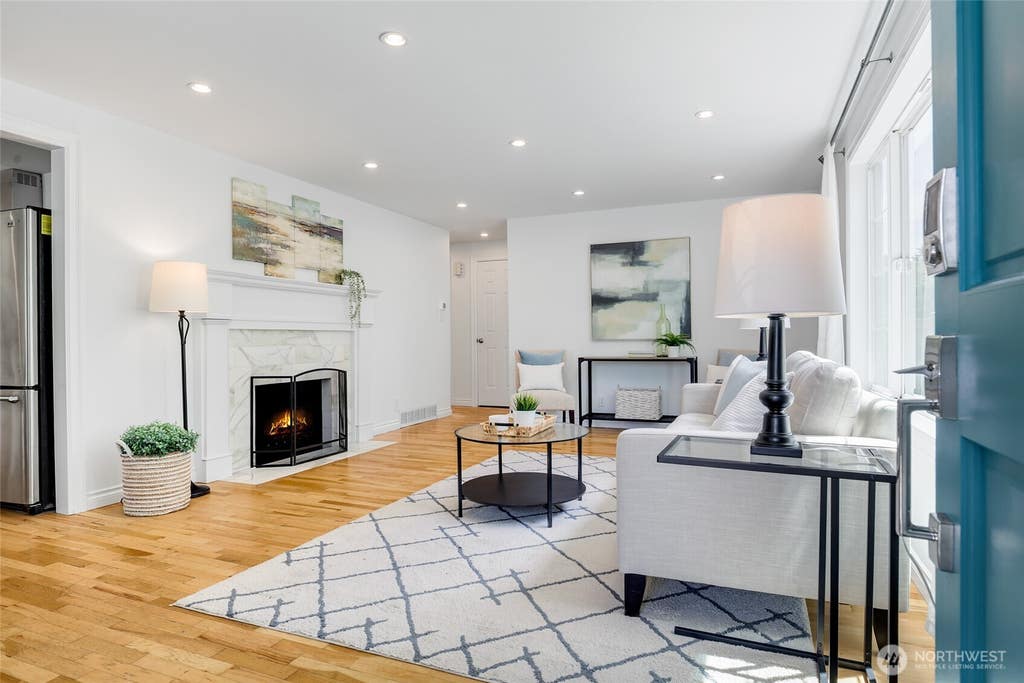 Photo of 11516 Meridian Avenue N, Seattle, WA 98133 (MLS # 2538301)