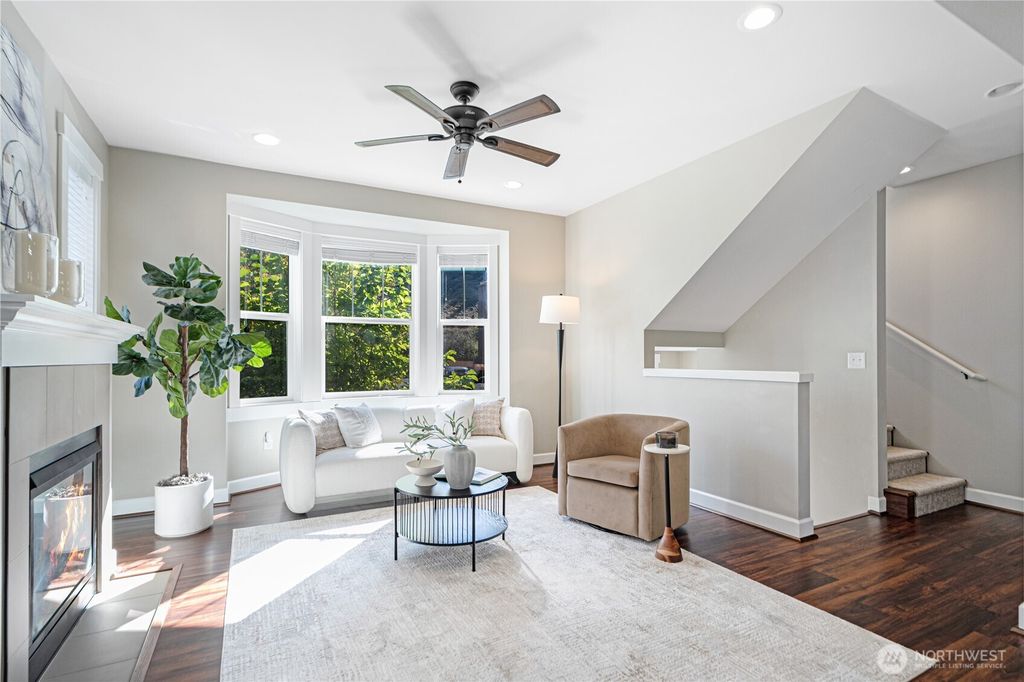 Photo of 1021 10th Avenue NE, Issaquah, WA 98029 (MLS # 2408797)