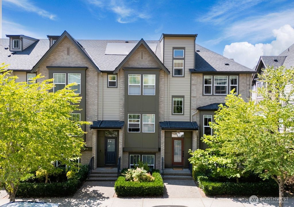 Photo of 1021 10th Avenue NE, Issaquah, WA 98029 (MLS # 2408797)