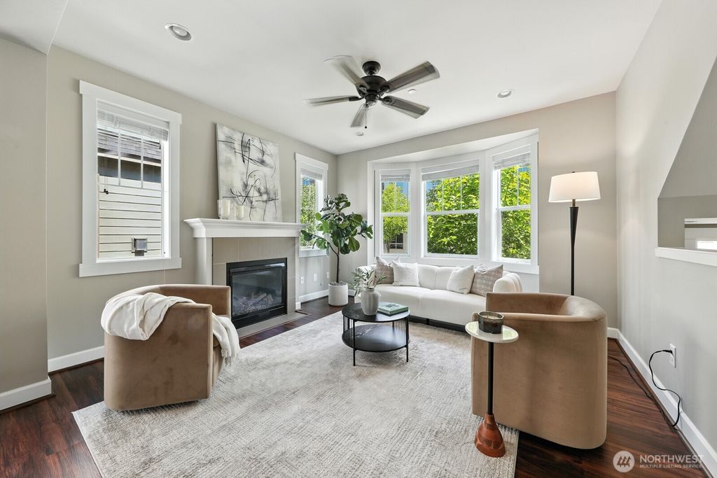 Photo of 1021 10th Avenue NE, Issaquah, WA 98029 (MLS # 2408797)