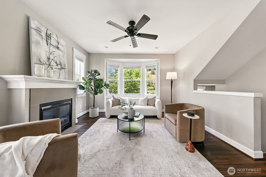 Photo of 1021 10th Avenue NE, Issaquah, WA 98029 (MLS # 2408797)