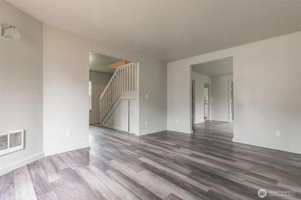 Photo of 820 N 1st Avenue, Kelso, WA 98626 (MLS # 2531690)