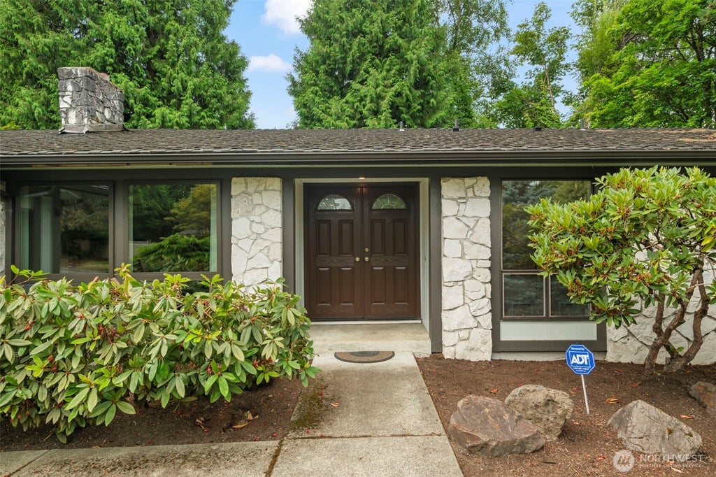 Photo of 16905 150th Avenue SE, Renton, WA 98058 (MLS # 2560080)