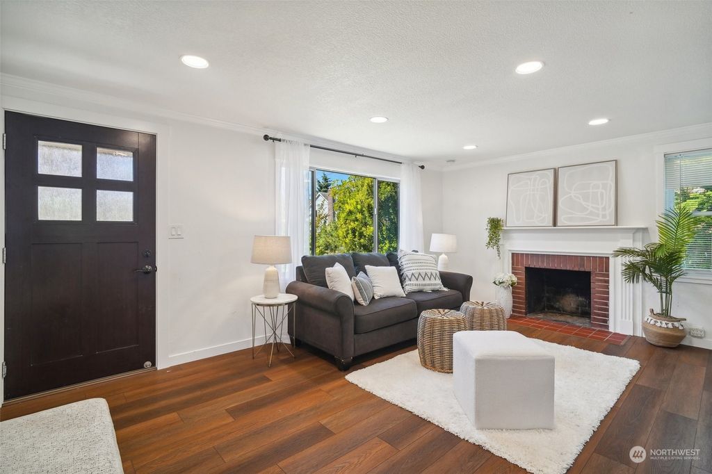 Photo of 6726 10th Avenue NW, Seattle, WA 98117 (MLS # 2285991)