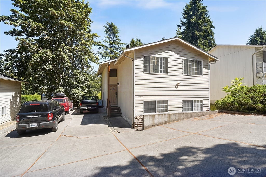 Photo of 10606 Roosevelt Way NE, Seattle, WA 98125 (MLS # 2563689)