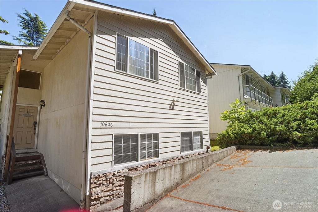 Photo of 10606 Roosevelt Way NE, Seattle, WA 98125 (MLS # 2563689)