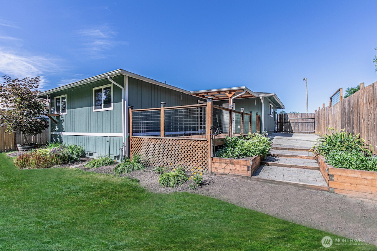 406 Brown Way SE