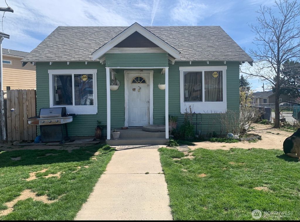 Photo of 933 Methow Street, Wenatchee, WA 98801 (MLS # 2502537)