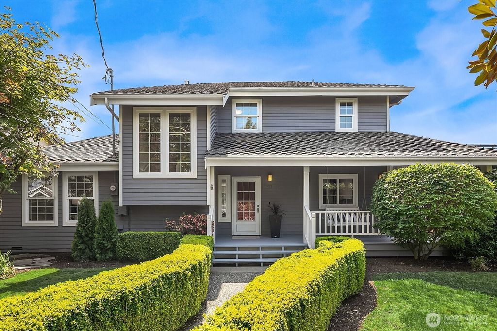 Photo of 527 16th Avenue W, Kirkland, WA 98033 (MLS # 2396916)
