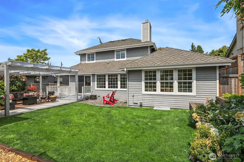 Photo of 527 16th Avenue W, Kirkland, WA 98033 (MLS # 2396916)