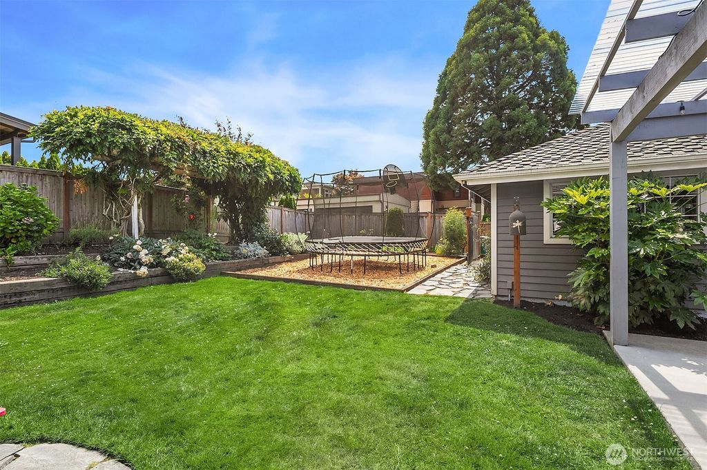 Photo of 527 16th Avenue W, Kirkland, WA 98033 (MLS # 2396916)