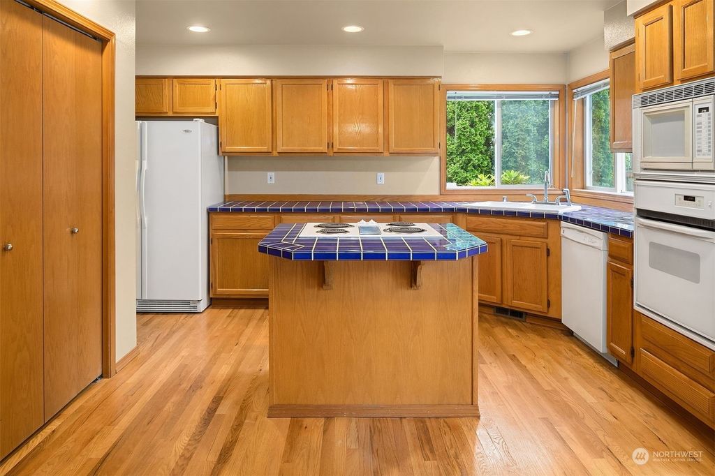 Photo of 12155 SE 76th Place, Newcastle, WA 98056 (MLS # 2148202)