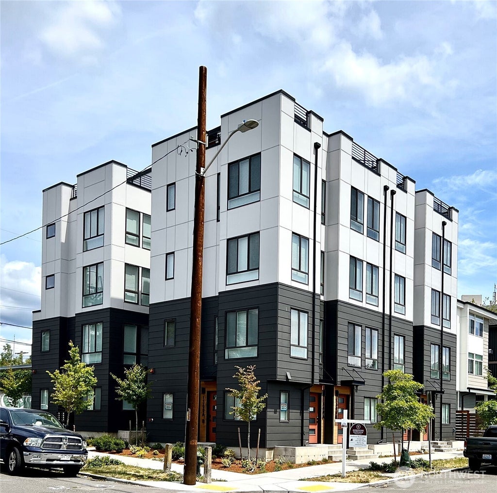 Photo of 440 13th Ave AVE, Seattle, WA 98122 (MLS # 2548207)