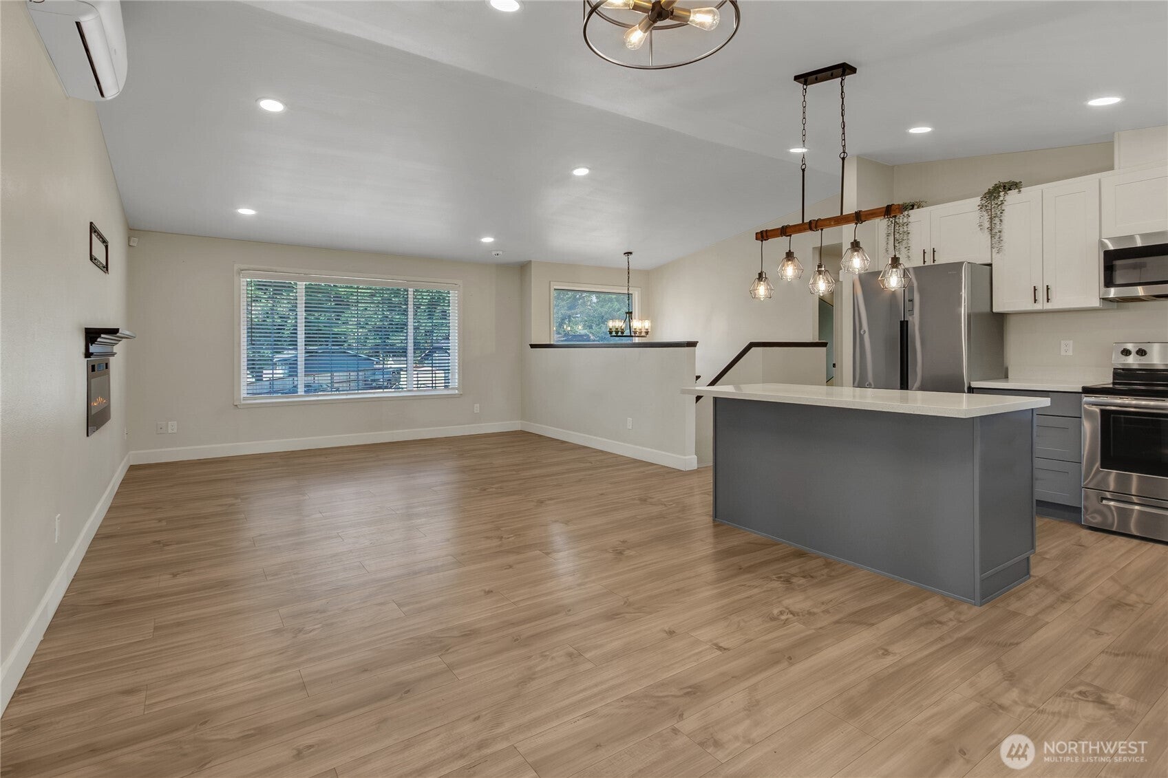 902 194th Street E