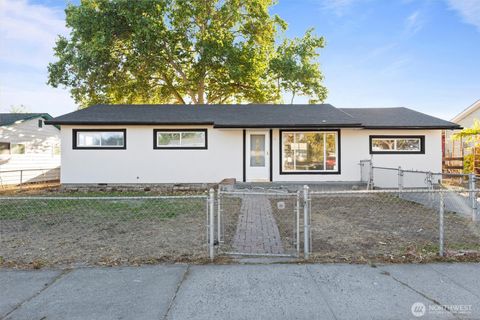 Photo of 710 S Catalpa Street, Moses Lake, WA 98837 (MLS # 2451689)
