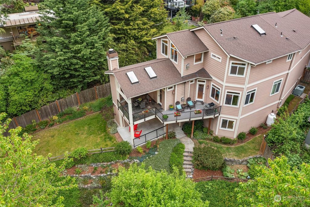 Photo of 18425 62nd Avenue NE, Kenmore, WA 98028 (MLS # 2237587)