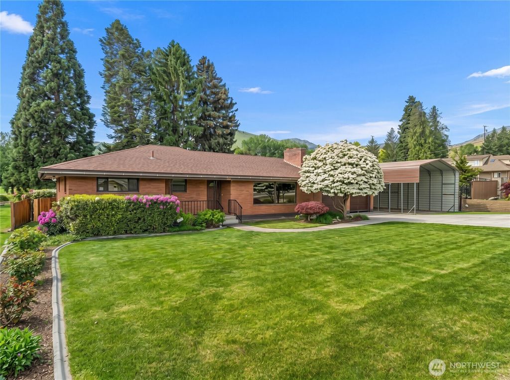 Photo of 1909 Springwater Avenue, Wenatchee, WA 98801 (MLS # 2517755)