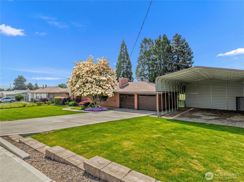 Photo of 1909 Springwater Avenue, Wenatchee, WA 98801 (MLS # 2517755)