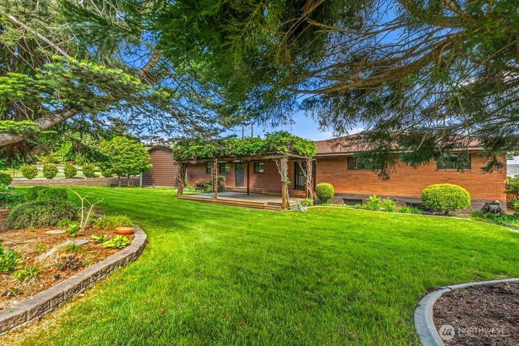Photo of 1909 Springwater Avenue, Wenatchee, WA 98801 (MLS # 2517755)