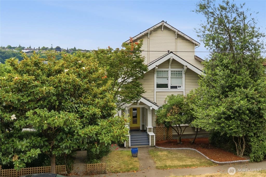 Photo of 2215 Yale Ave AVE E, Seattle, WA 98102 (MLS # 2549145)