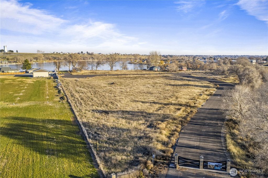 Photo of 6 Valley Road NE #6, Moses Lake, WA 98837 (MLS # 2501772)