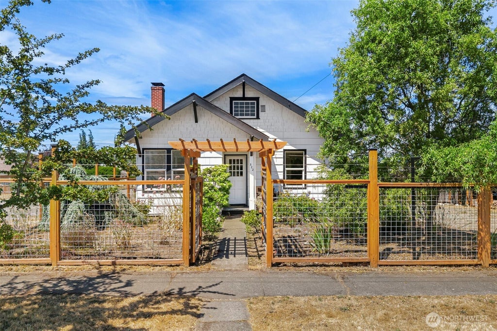 Photo of 322 S Jones Street, Port Angeles, WA 98362 (MLS # 2551240)