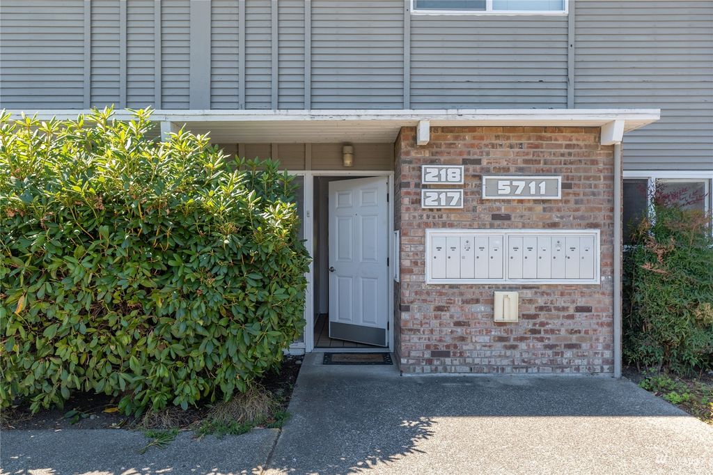 Photo of 5711 122nd Place SE #217, Bellevue, WA 98006 (MLS # 1984360)