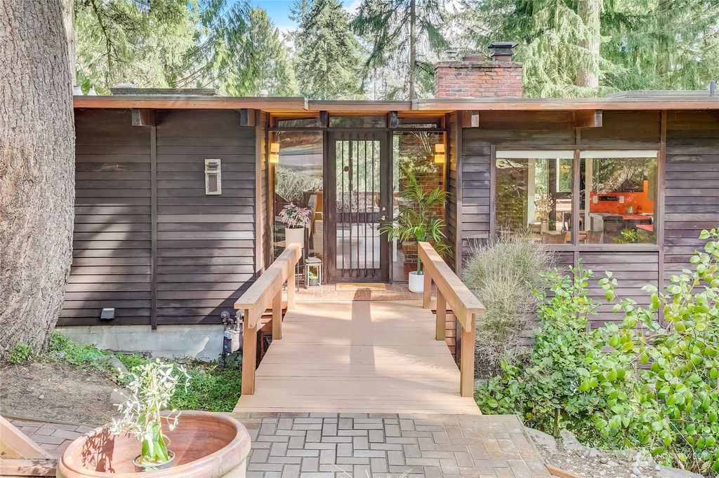 Photo of 19538 67th Avenue NE, Kenmore, WA 98028 (MLS # 2210939)