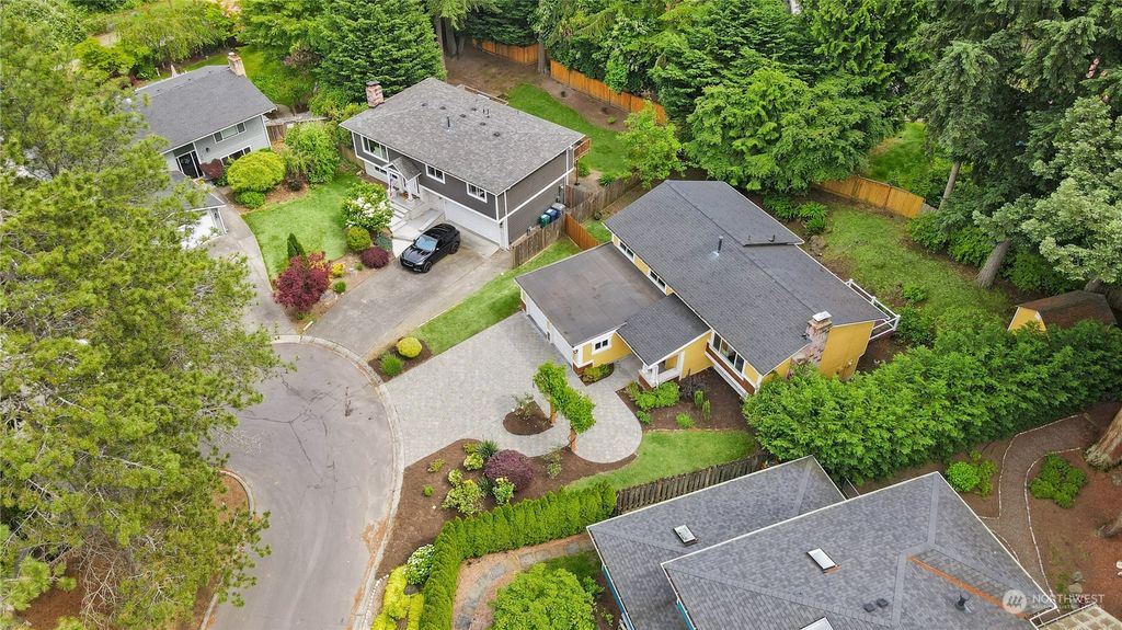 Photo of 12313 NE 68th Place, Kirkland, WA 98033 (MLS # 2263961)