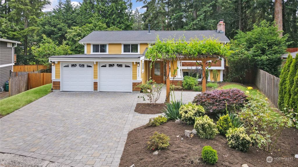 Photo of 12313 NE 68th Place, Kirkland, WA 98033 (MLS # 2263961)