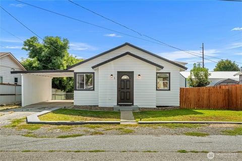 Photo of 3 Island View Street, Wenatchee, WA 98801 (MLS # 2581276)