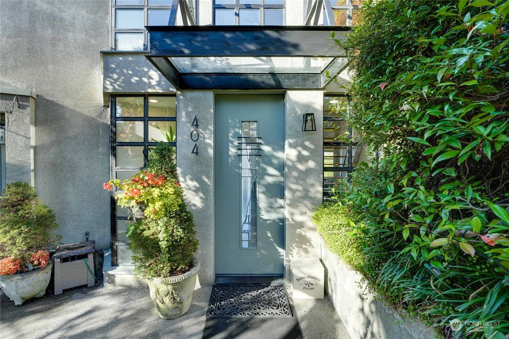 Photo of 404 S 289th Street, Federal Way, WA 98003 (MLS # 2190244)