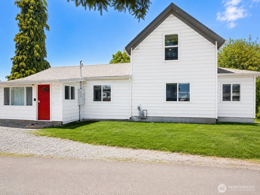 Photo of 2611 S 135th Street, SeaTac, WA 98168 (MLS # 2552039)