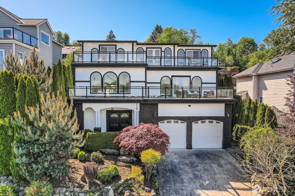Photo of 8109 5th Avenue SW, Seattle, WA 98106 (MLS # 2369504)