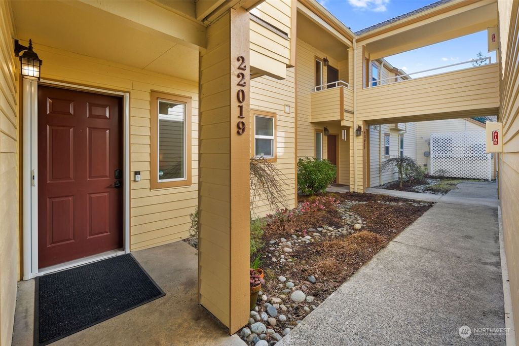 Photo of 22019 SE 40th Court, Issaquah, WA 98029 (MLS # 2212413)