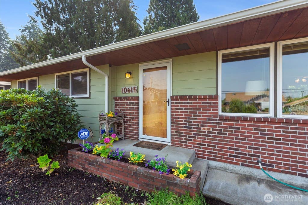 Photo of 10615 SE 244th Street, Kent, WA 98030 (MLS # 2561057)