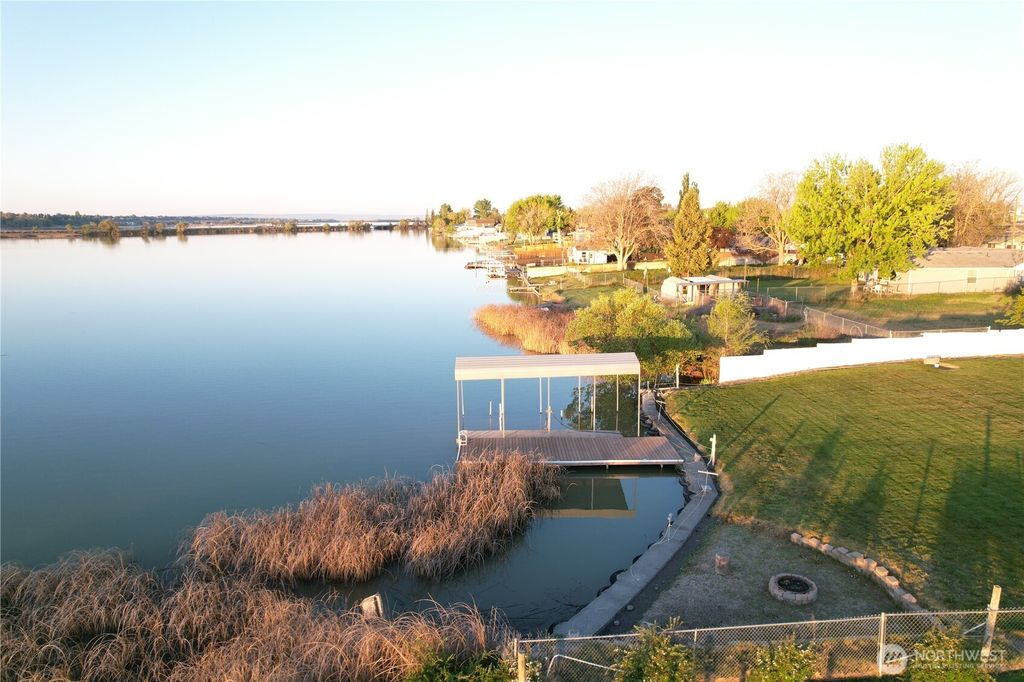 Photo of 2101 W Lakeside Drive, Moses Lake, WA 98837 (MLS # 2518153)
