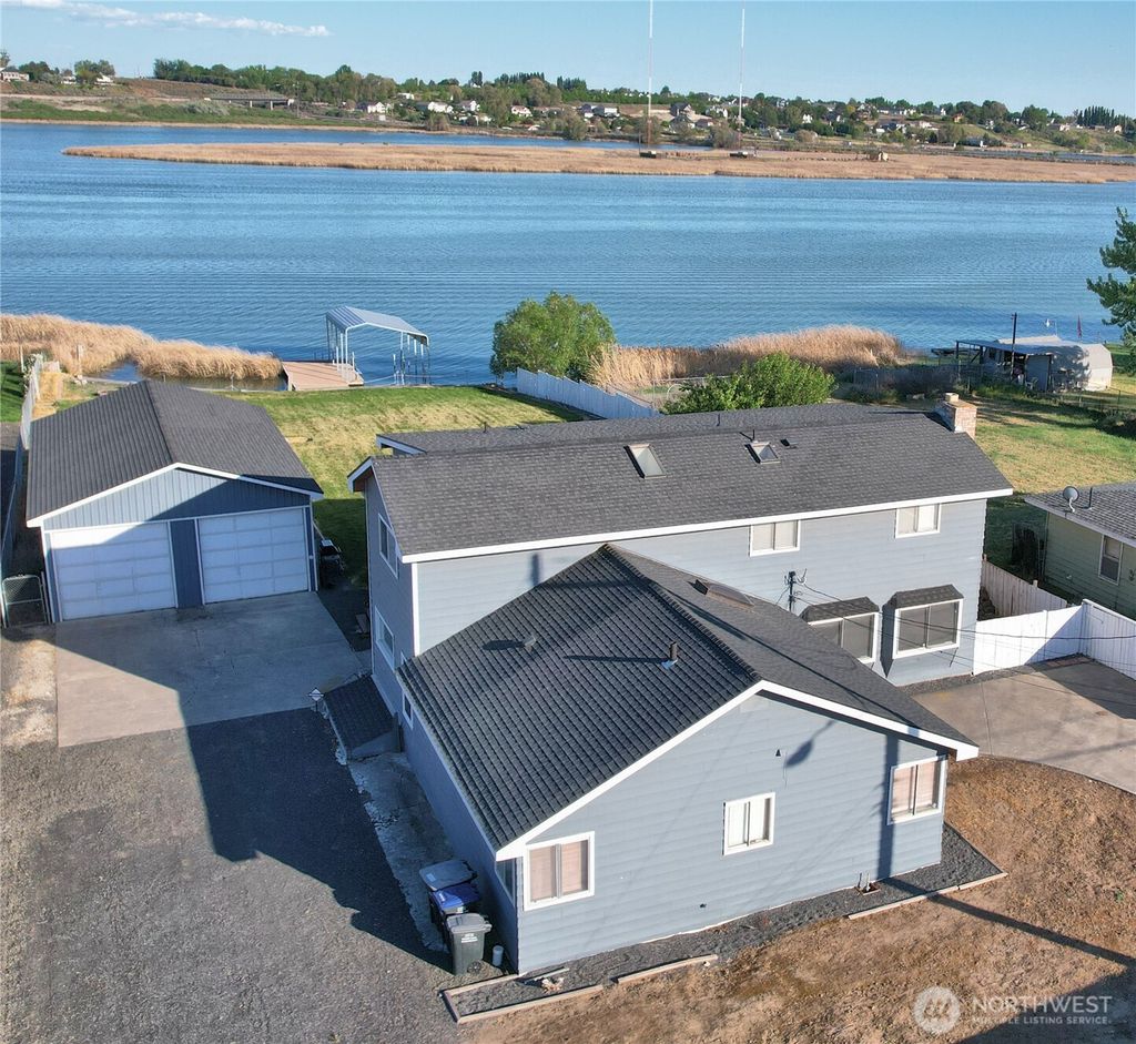 Photo of 2101 W Lakeside Drive, Moses Lake, WA 98837 (MLS # 2518153)