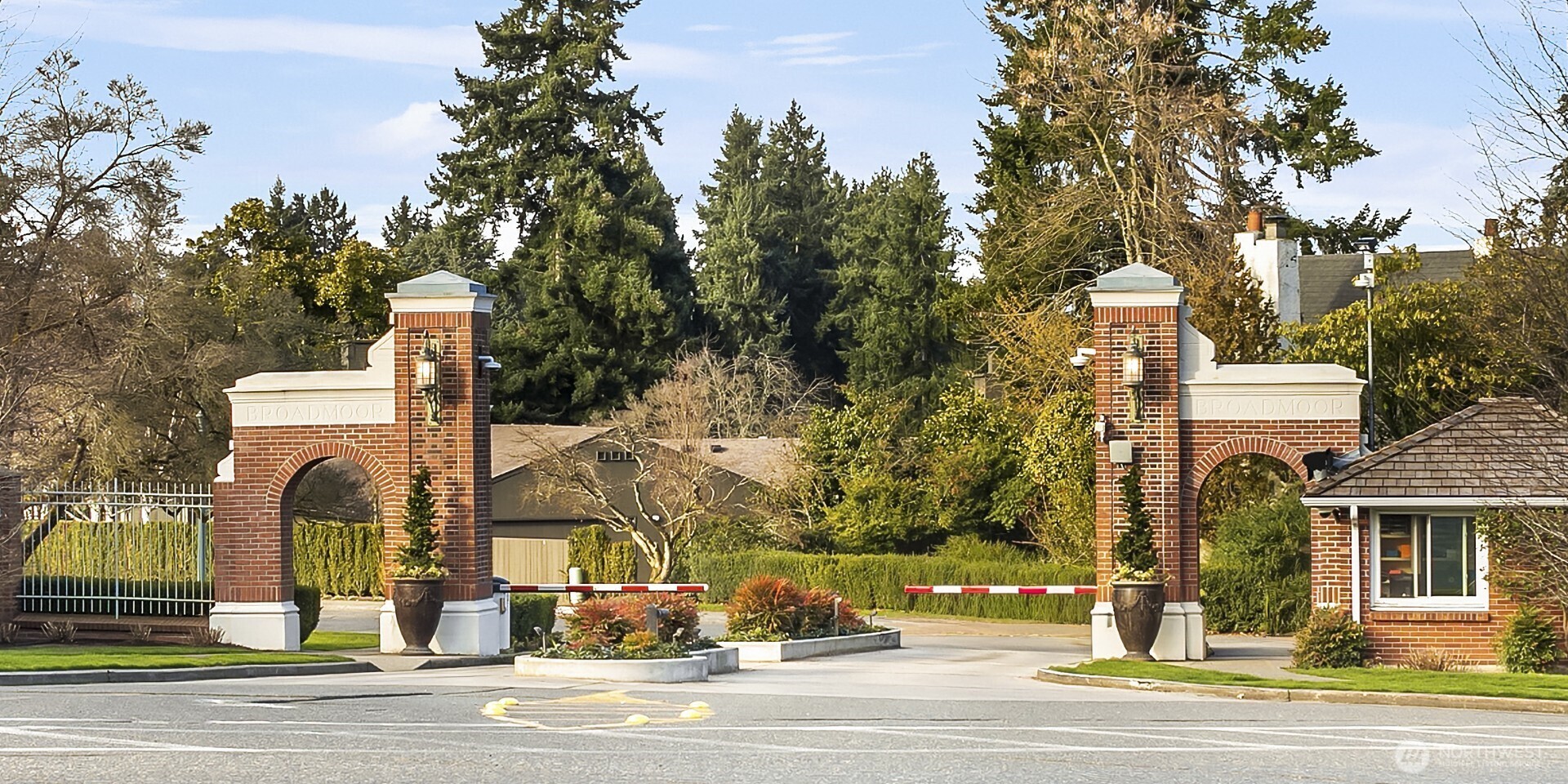 1118000701 Broadmoor Drive E