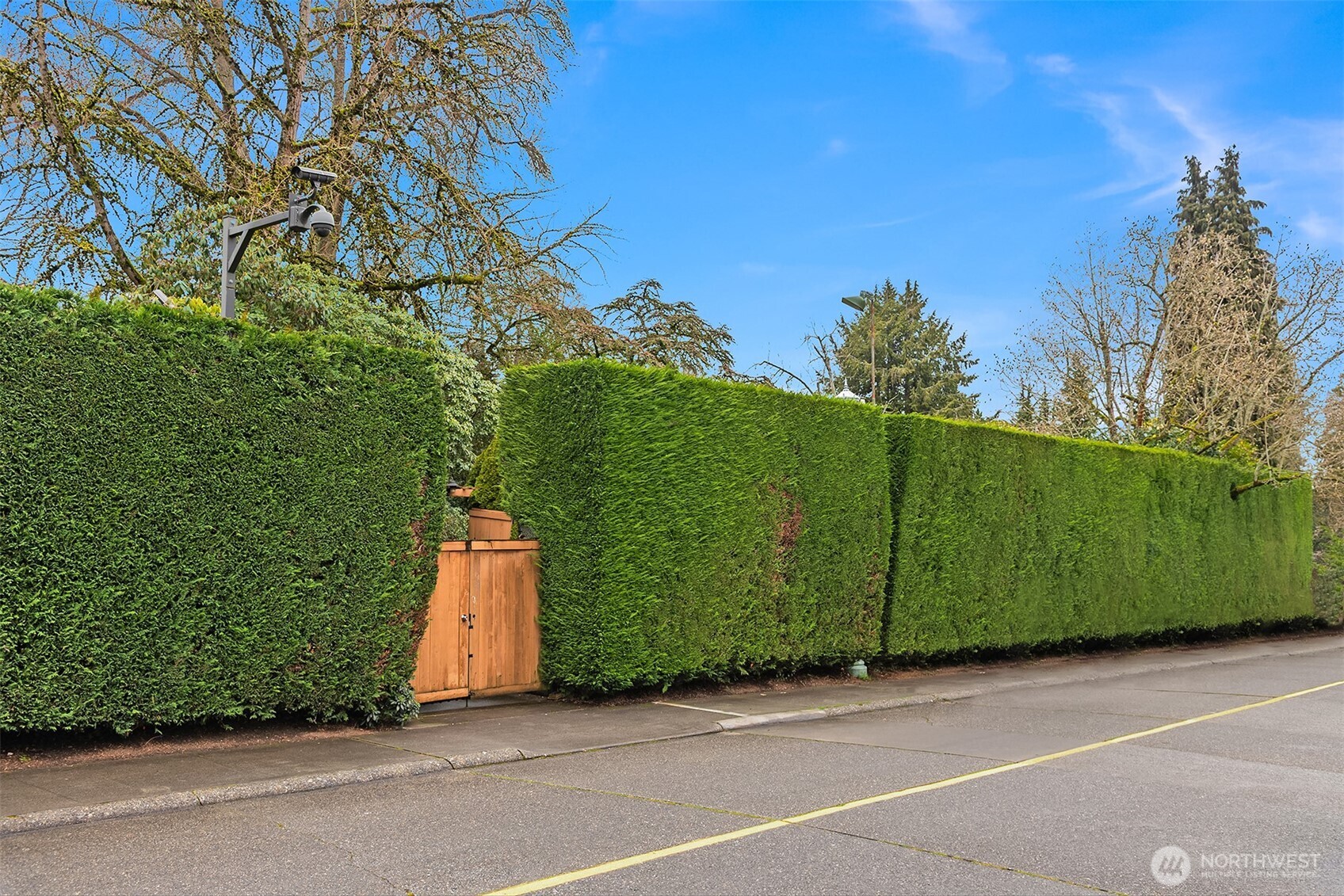 1118000701 Broadmoor Drive E